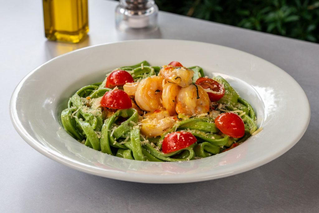 Fettuccini en camarones al curry con leche de coco