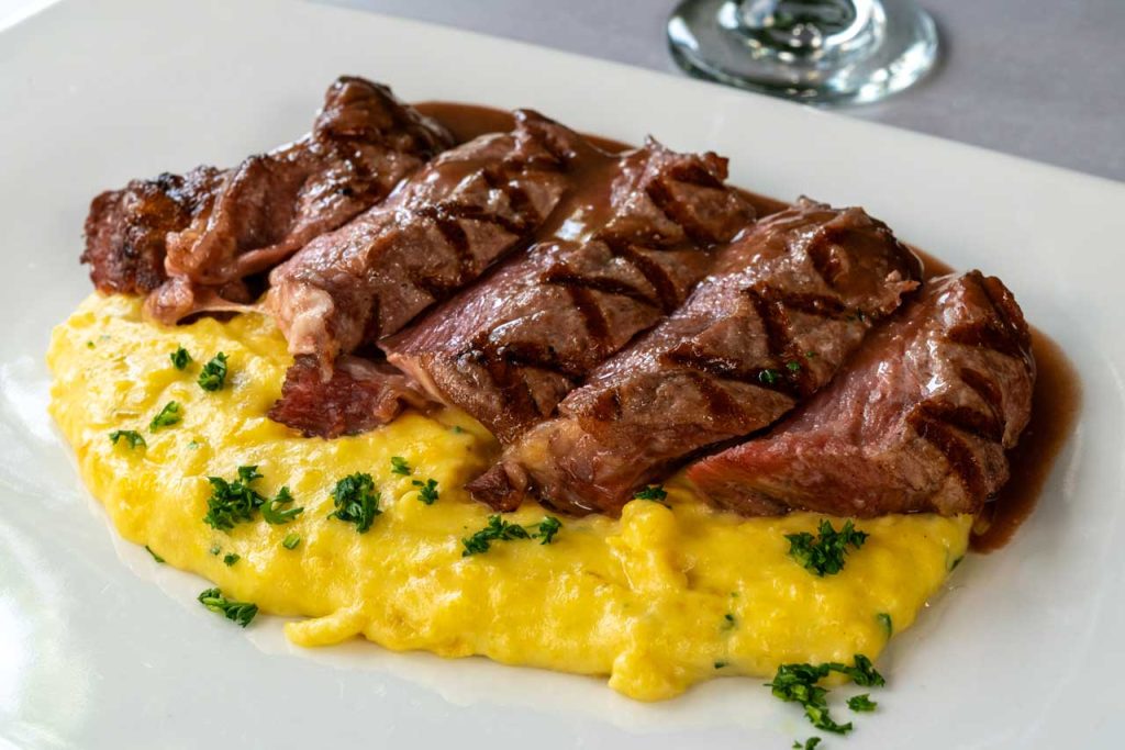 Reb Eye a la parrilla con salsa gravy
