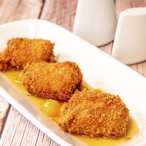 Crocantes de banano en salsa de uchuvas