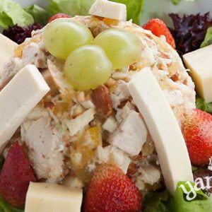 Ensalada de pollo con almendras y queso
