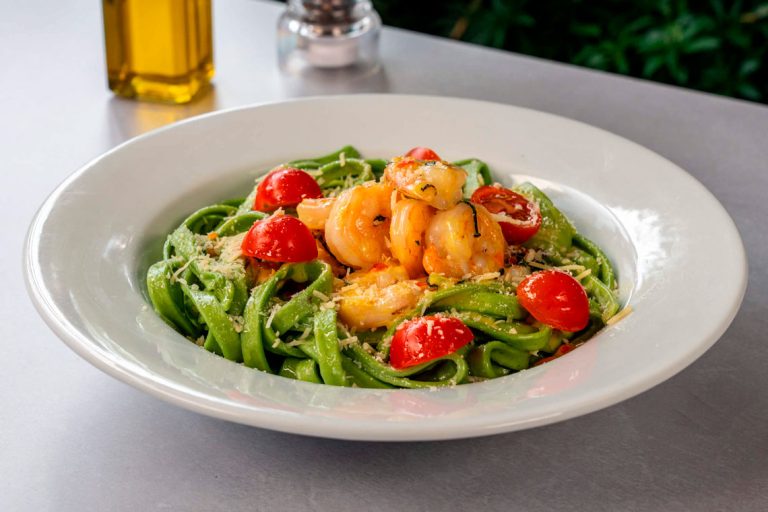 Fettuccini con camarón en salsa de coco y curry