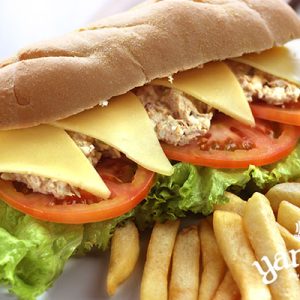 Sándwich de atún y huevo